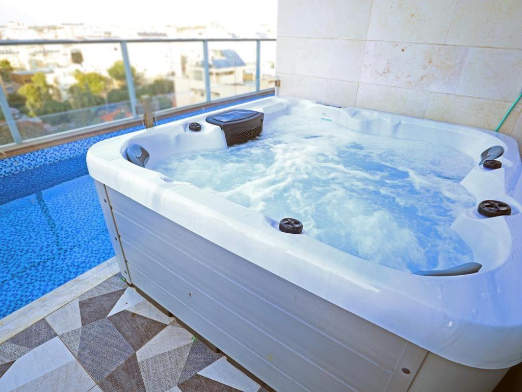 Luxury Rooftop Apartment In Νετάνια Εξωτερικό φωτογραφία